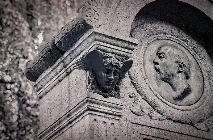 statue2