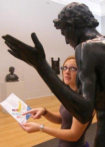 funny-photos-with-statues-11