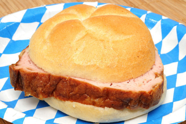 Fleischkaese im Broetchen