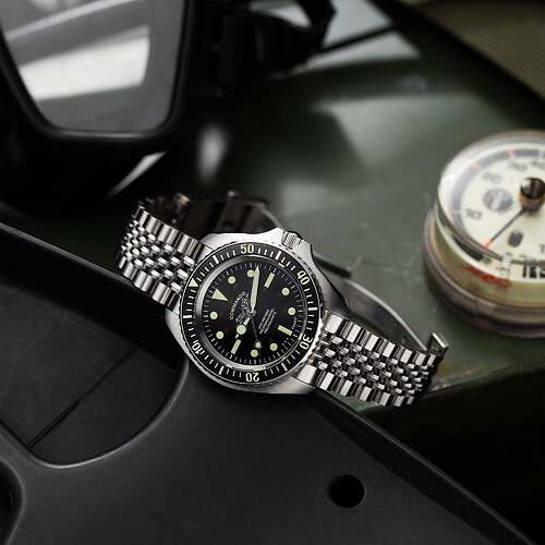 diver-200m-mecaquartz-commando-black-dial-black-bezel-c3-lum-beads-of-rice-bracelet-in-situ-front-side-HGP-24-D2MC-001-02-BOR-STL