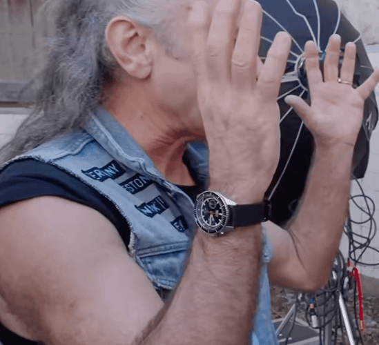 qual-o-relĂłgio-que-o-bruce-dickinson-estĂĄ-usando-no-clipe-v0-foqssu3c5y7h1