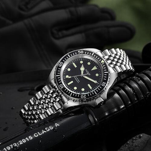 diving-watch-diver-200-mecaquartz-black-dial-black-bezel-beads-of-rice-bracelet-in-situ-side-HGP-23-D2M-001-02-BOR-STL