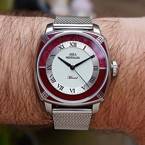 MANTEL_BLOODMOON_ON_WRIST_MESH_STRAIGHT_3b20e82a-2989-4ad5-a005-f0796a46d1cb