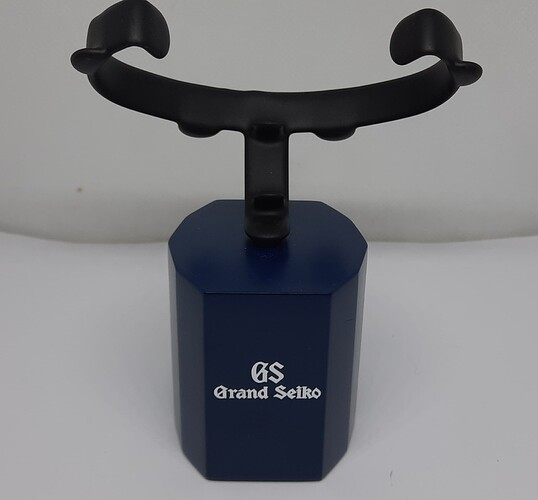 TK: Verschillende Blauwe Grand Seiko Horloge Houders / Stands