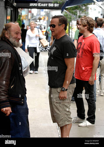 new-york-september-22-2007-actor-robin-williams-leaving-the-set-of-his-new-movie-old-dogs-in-wearing-flip-flops-shoes-which-is-filming-in-midtown-manhattan-on-september-22-2007-in-new-york-city-people-robin-williams-M9MP0P