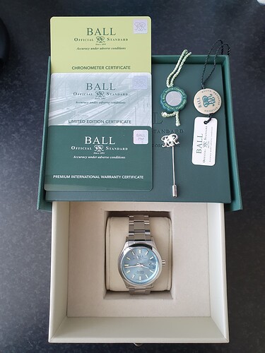 doos met horloge, pasjes en tags