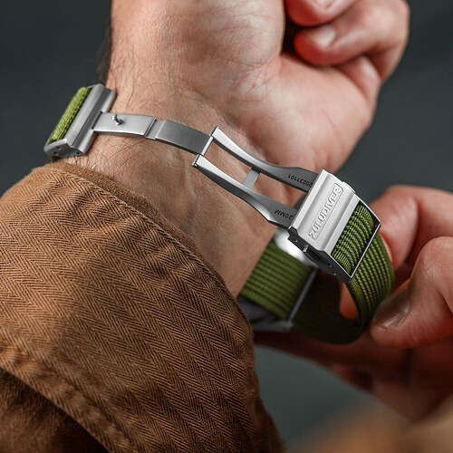 Sandblasted-OctoPod-Buckle-Green-HydraRib-WS-open2_1200x