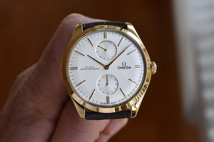 2021-Omega-De-Ville-Tresor-Power-Reserve-Yellow-Gold-435.53.40.22.02.001-hands-on-7