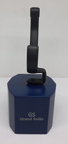 TK: Verschillende Blauwe Grand Seiko Horloge Houders / Stands