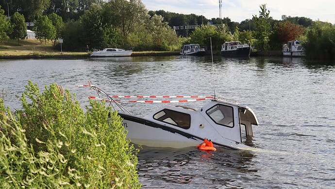 Hulpdiensten-massaal-uitgerukt-voor-zinkend-bootje-geen-sprake-van-noodsituatie-2