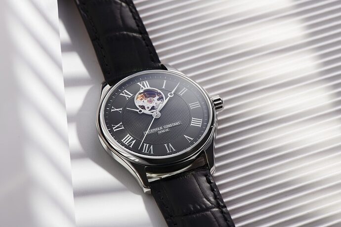 2022_Frederique_Constant_FC-310MCK5B6_Classics_Heart_Beat_Automatic_Detail_1_Photo©Eric_Rossier_SD-min