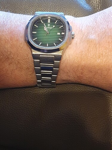 Poedagar Nautilus lool om de pols