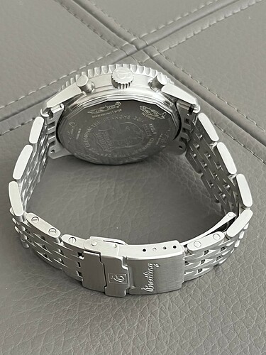 OH.watches.Breitling.Navitimer_A13330.BreitlingFighters.liggend_03.260110