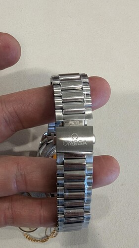 new-aqua-terra-black-lacquer-dial-w-adjustable-clasp-v0-08r7v22tql8d1