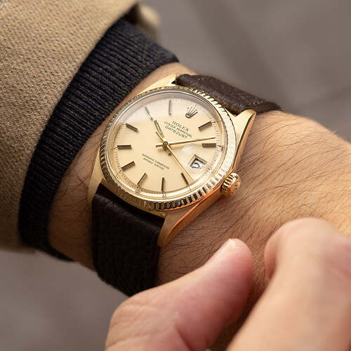 W-2999RolexDatejustchampagnedialin18kyellowgoldref1601_013_1x1_82184e1b-40fe-4b6b-9209-c459f393a2b7