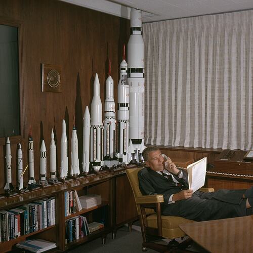 wernher-von-braun-in-zijn-werkkamer-in-het-marshall-space-flight