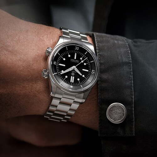 Traska_Seafarer_Wristshot_Black_4000x4000_fe801b4e-7d30-4e0e-9c7e-c4f2361af9d5