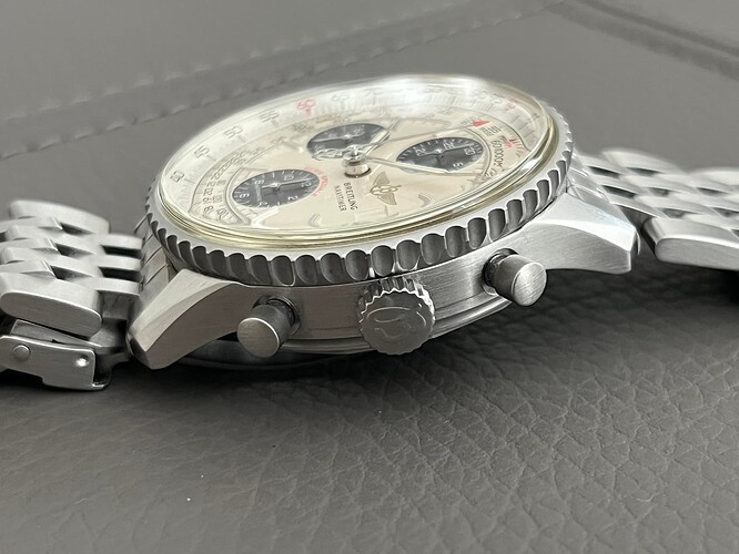 OH.watches.Breitling.Navitimer_A13330.BreitlingFighters.closeup_01.260110