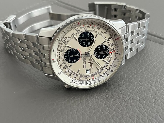 OH.watches.Breitling.Navitimer_A13330.BreitlingFighters.liggend_01.260110