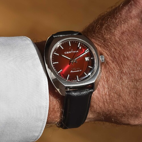 Certina-DS-2-Powermatic-80-new-colours-2022-burgundy-and-gold-hands-on-4