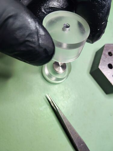 Deksel veerton goed vast drukken