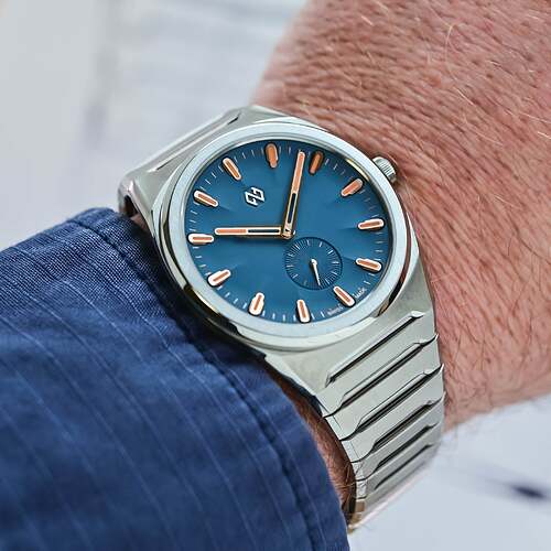 Formex-Aria-Manufacture-Chronometer-integrated-bracelet-sports-watch-micro-rotor-horage-movement-review-4