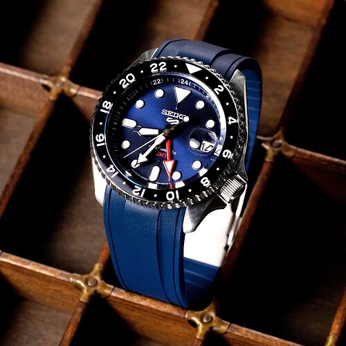 strapcode-watch-bands-XSX1A-B-22A20BZZ00-S5GMT_Seiko-5KX-GMT-SSK003K1-Blue-MT-T_50538bbf-2c46-4fe1-b10c-c0de31e2d82d_2000x