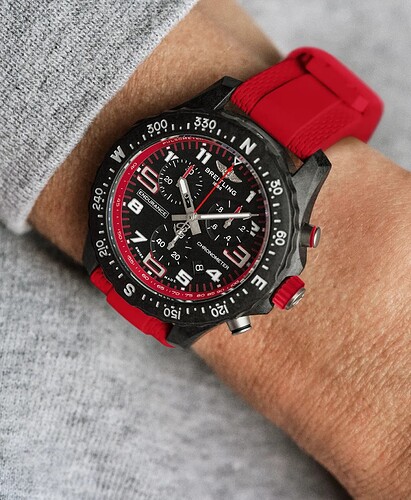 x83310d91b2s1-on-wrist_c8b596cd_thumbnail_2048