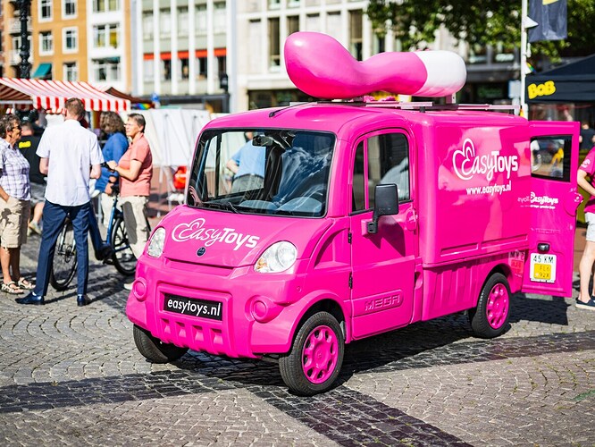 een-knalroze-wagen-met-vibrator-van-easytoys-tijdens-de-pride