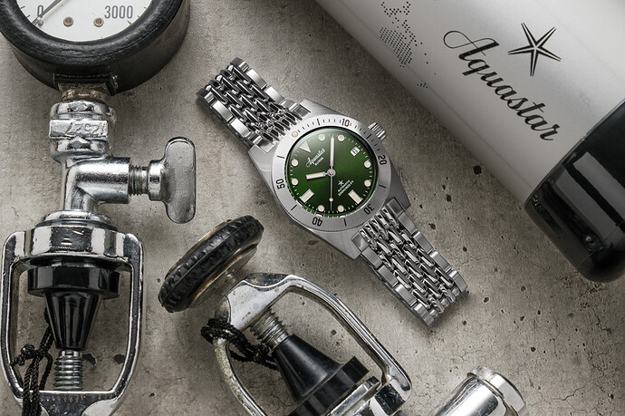Miembro-del-equipo-Cousteau-con-un-reloj-Aquastar-200m