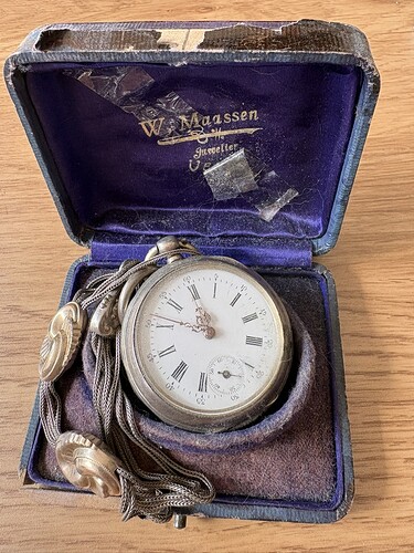 Nogal oud zakhorloge