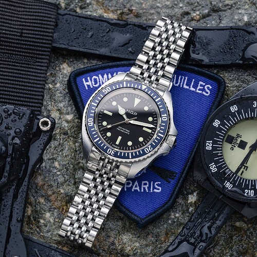 diving-watch-monnin-case-diver-200-mecaquartz-black-dial-blue-bezel-steel-bracelet-HGP-23-D2M-001-04-BOR-STL