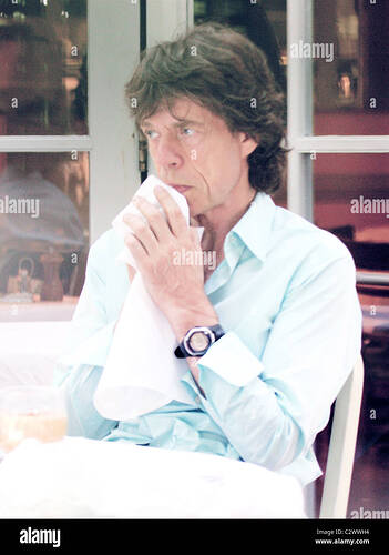 mick-jagger-in-orso-restaurant-in-beverly-hills-los-angeles-kalifornien-030708-c2wwh4