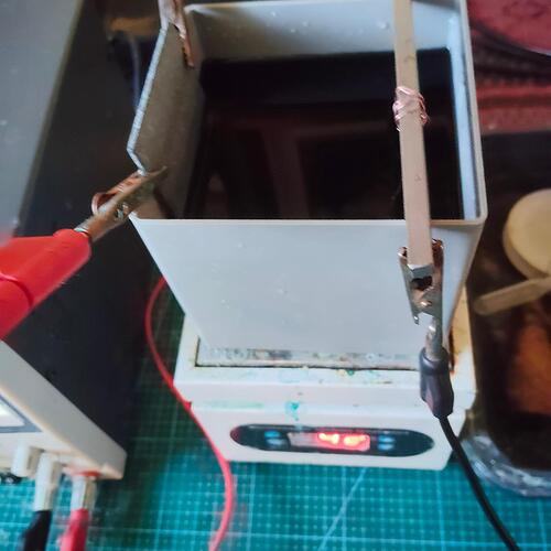 Ik gebruik 1 aluminiumanode, zodat ik wat meer afstand kan maken tussen de anode en de kathode. De kathode is de kast
