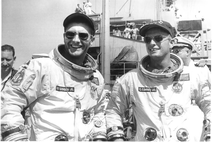 1966_USS_Guam_Gemini_11_Astronauts_Recovered_waifu2x_photo_noise3_scale_tta_1_1_1024x1024