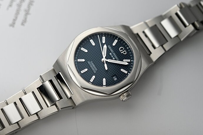 2024-Girard-Perregaux-Laureato-38mm-Sage-Green-Midnight-Blue-5