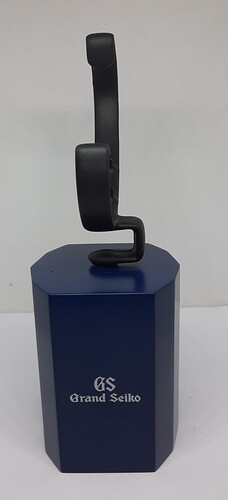 TK: Verschillende Blauwe Grand Seiko Horloge Houders / Stands