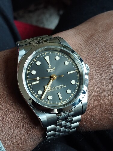 1766558636126130073898975535770