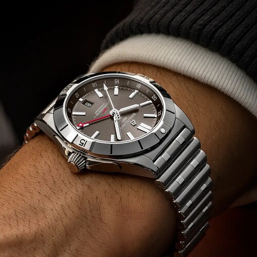 a32398101m1a1-on-wrist_f245fb6e_thumbnail_1024