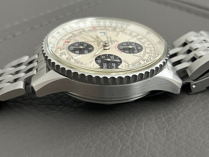 OH.watches.Breitling.Navitimer_A13330.BreitlingFighters.closeup_02.260110
