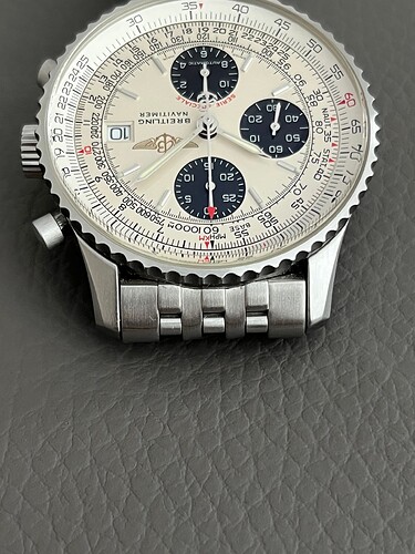 OH.watches.Breitling.Navitimer_A13330.BreitlingFighters.closeup_04.260110