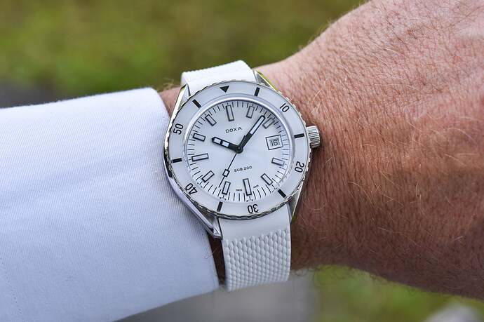 Doxa-SUB-200-Whitepearl-Dive-watch-review-4