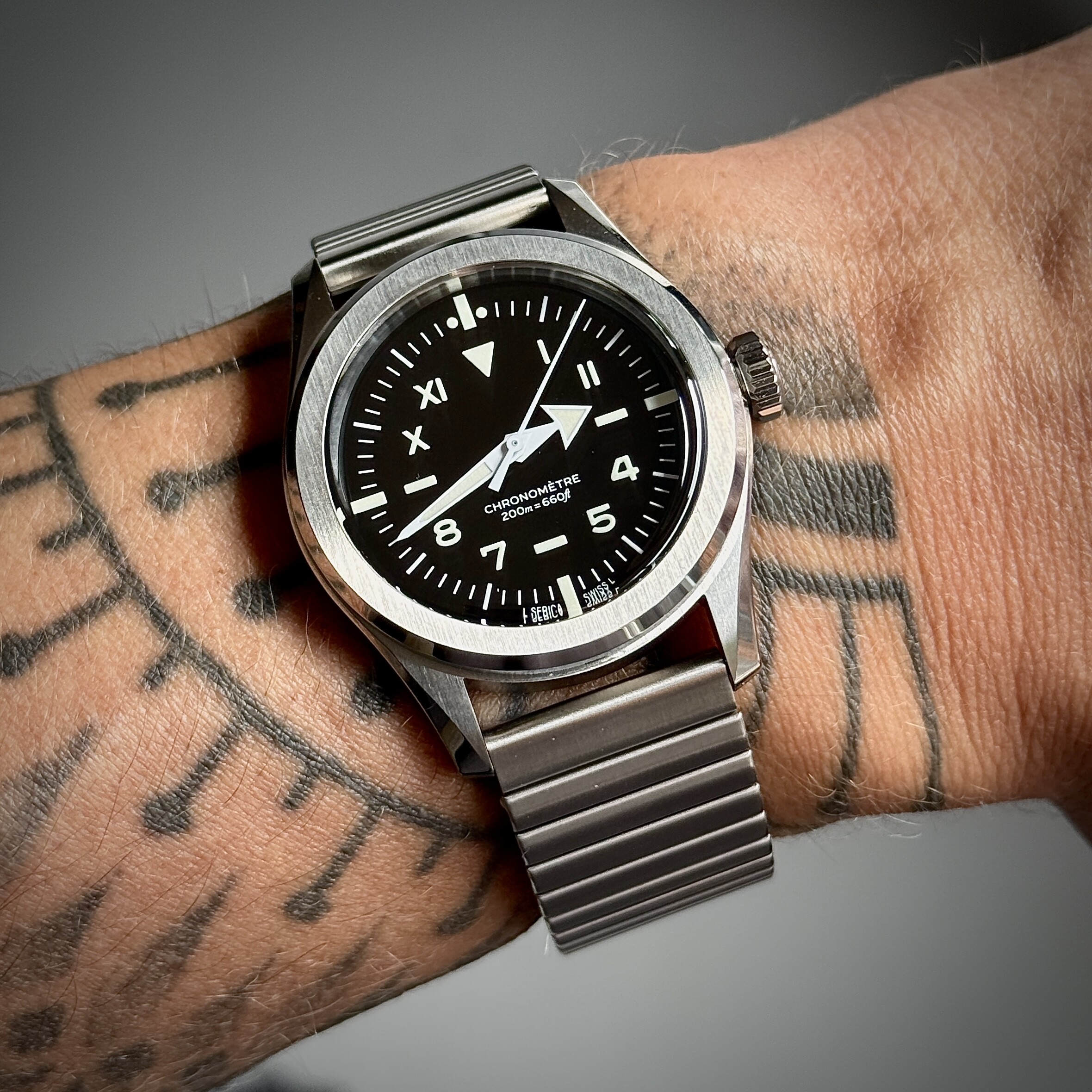 Serica wristshot 16