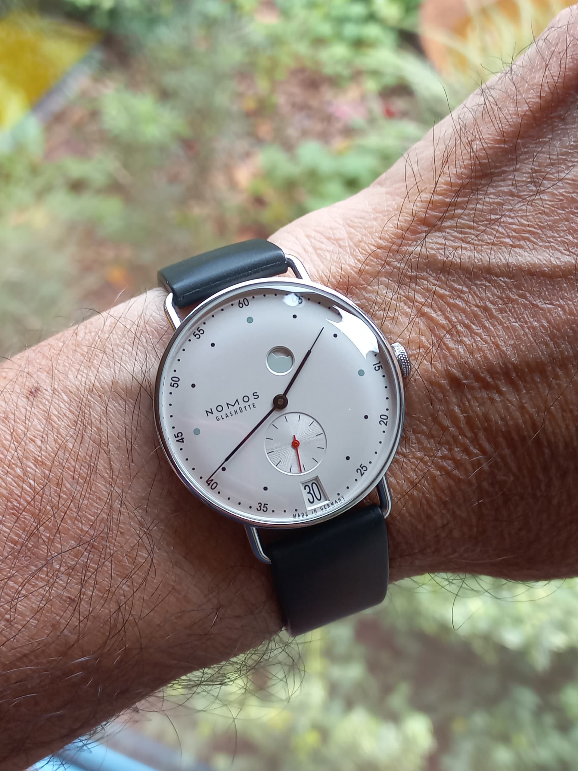 Nomos wristshot 12