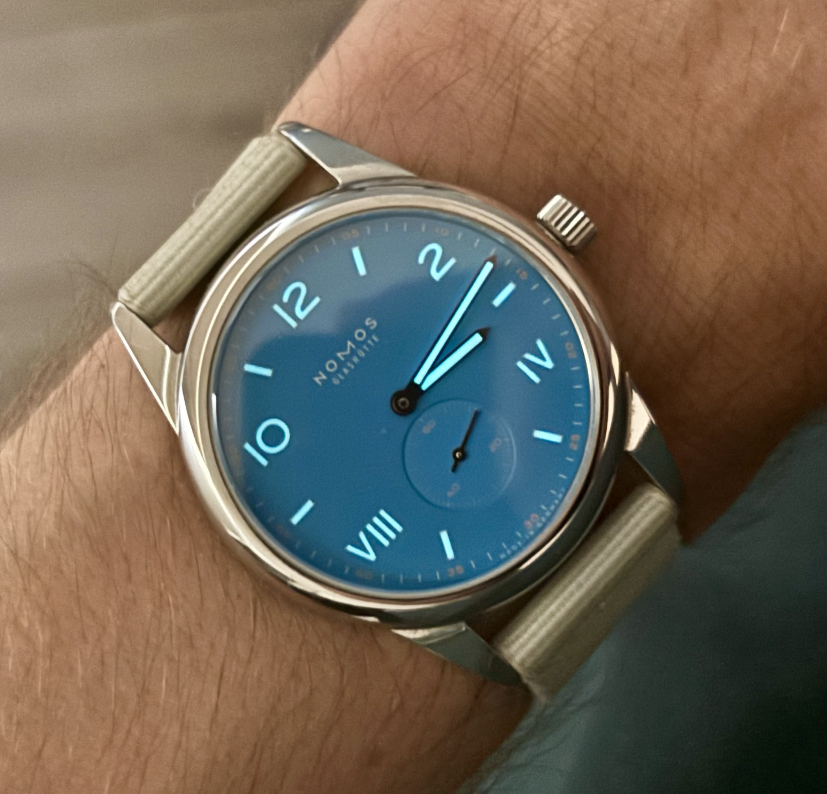 Nomos wristshot 19