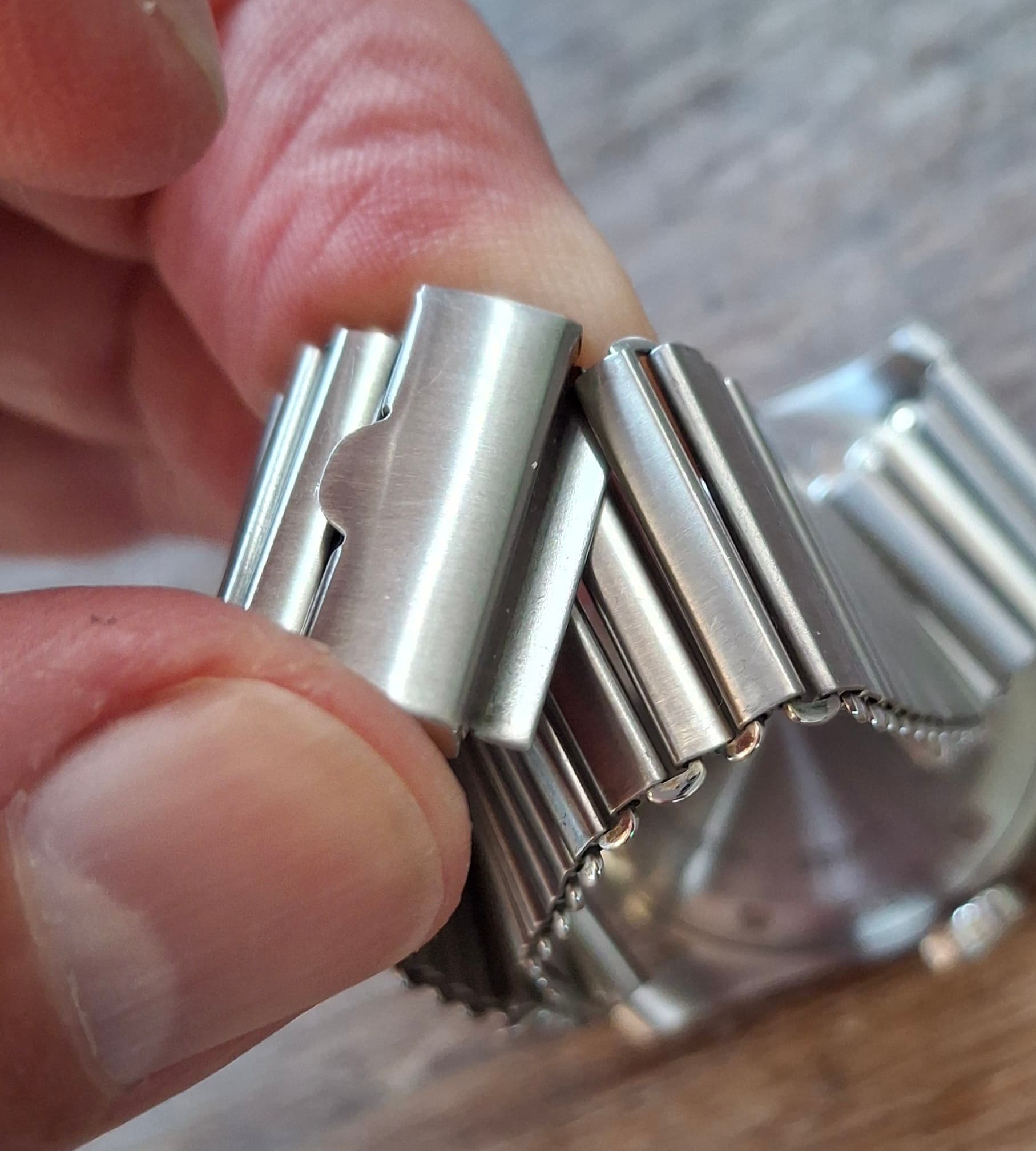 Serica wristshot 16