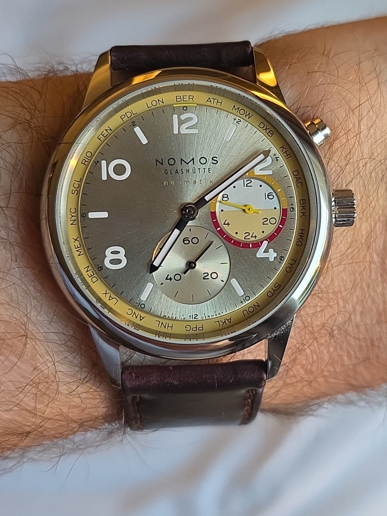 Nomos wristshot 24