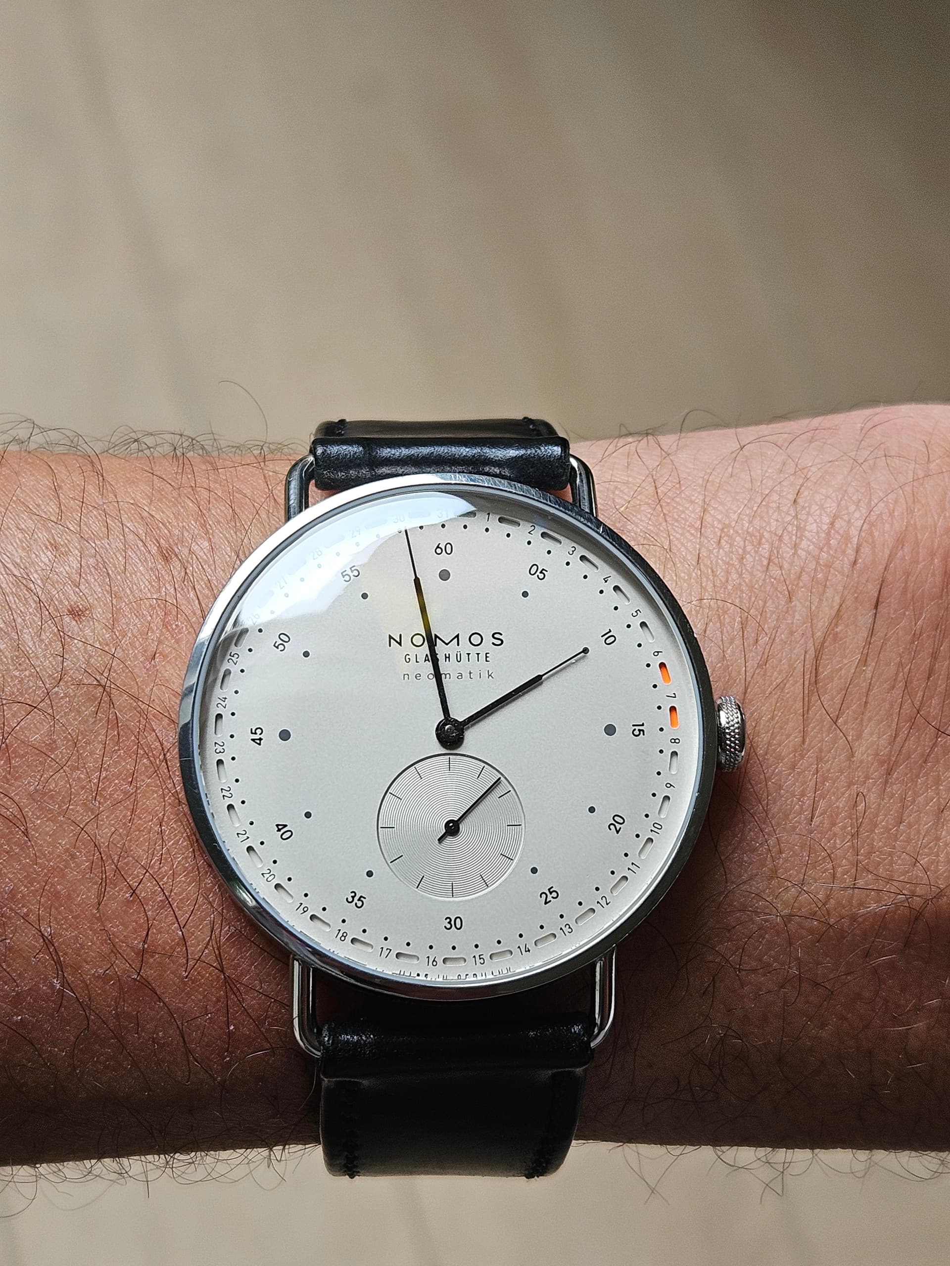 Nomos wristshot 18